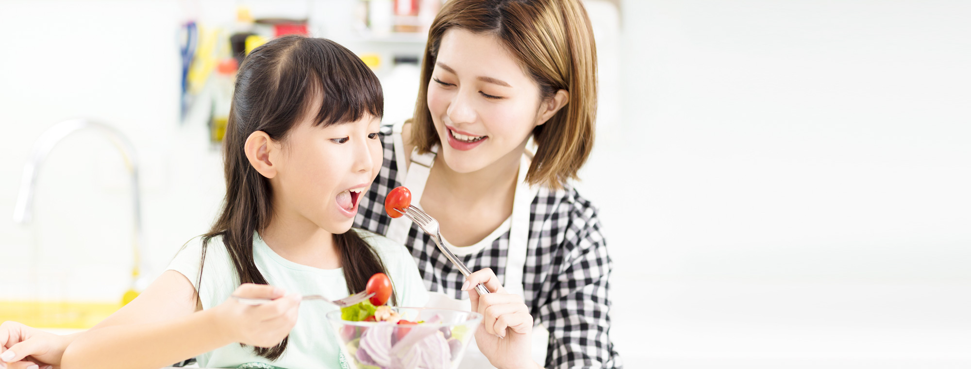 おいしく食事が食べられる幸せを、ずっと末長くご自分の歯で食事ができるよう、お口全体の健康を考えた治療に取り組んでいます。